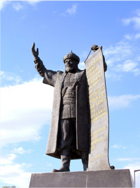 Памятник Мехмеду-бею в Карамане (бывшей Ларинде, столице бейлика). В руках у Мехмеда-бея свиток с турецким текстом Указа о языке.