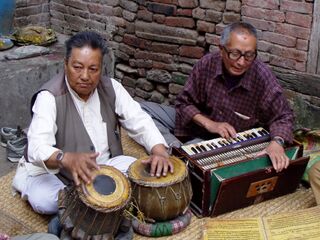 Дуэт из таблы и индийской фисгармонии в Непале