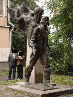 Памятник посвящается литературным героям романа В.А. Каверина "Два Капитана" - Татаринову и Григорьеву