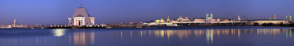 Панорама устья Казанки с Храмом-памятник воинам, павшим при взятии Казани и Казанским кремлём
