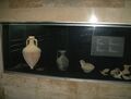Слева направо: остродонная амфора, глиняная ойнохоя, глиняный аскос