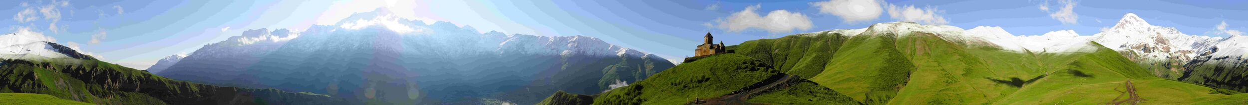 Панорама окрестностей Степанцминды: слева — гора Шан, в центре — Гергетская церковь, справа — гора Казбек