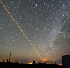 Ночное небо и лазерный луч, используемый в системе адаптивной оптики