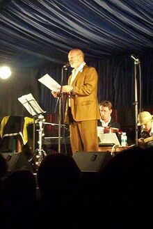 Кит Аллен поёт на сцене (2009)