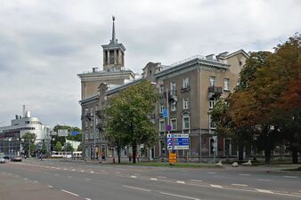 Перекрёсток улицы Лийвалайа и Тартуского шоссе (историческое здание — жилой дом завода «Двигатель»)