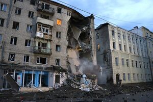 Завал рядом с разрушенным жилым домом после российской бомбардировки Харькова 11 июля 2022 года