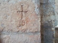 Древнее граффити внутри церкви («голова Адама»)