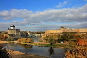 Нарва между городами Нарва (слева) и Ивангород (справа)