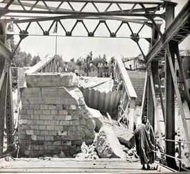 Разрушенный мост в 1946 году