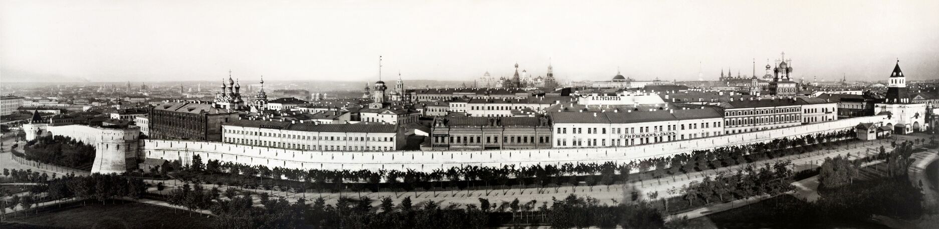 Панорама Китай-города в Москве, 1887 год. Вид (слева направо) от Варварских ворот к Ильинским. Между ними глухая Гранёная (Многогранная) башня