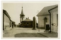 Монашеская площадь в 1930-х годах. Угловой деревянный дом в переулке (в центре) утрачен в военное время