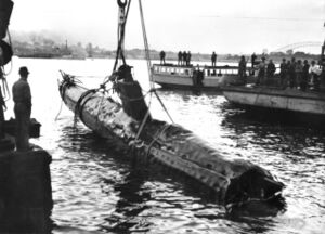 Миниподлодку типа Ko-hyoteki поднимают со дна залива на следующий день после нападения