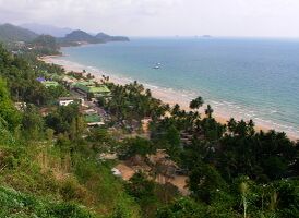 вид со смотровой площадки на пляж White Sand Beach