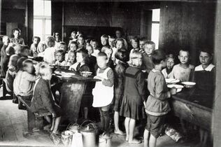 Дети обедают в пункте питания Эстонского общества защиты детей
