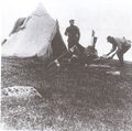 Лагерь Русской полярной экспедиции на Котельном. У палатки стоит А. В. Колчак.