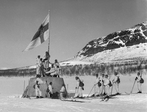 Водружение финского флага на Трериксрёсете, символизировавшее окончание Лапландской войны
