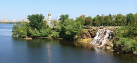 Вид на храм Святого Николая и водопад "Порог Ненасытец"