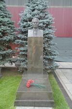 Konstantin chernenko grave kremlin wall necropolis july 2016.jpg