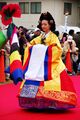Южнокорейская женщина в костюме королевы Чосон