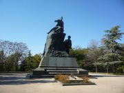 Памятник Корнилову на месте его смертельного ранения. Внизу справа матрос РИФ Пётр Кошка