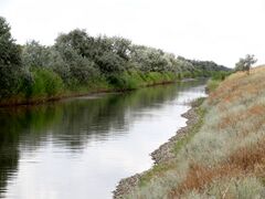 Канал вдоль берега Утлюкского лимана