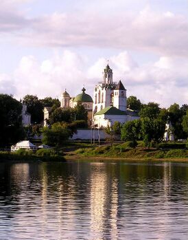 Вид на Спасо-Преображенский монастырь, на территории которого расположен музей.
