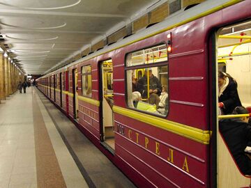 Поезд «Красная стрела» на станции. 15 ноября 2010