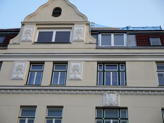 Здание на Kriemhildplatz 1, деталь верхнего этажа с фронтоном.