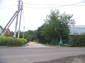 Продолжение деревни после съезда налево к ж/д переезду