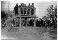 Митинг оккупантов, фото пленного немецкого офицера