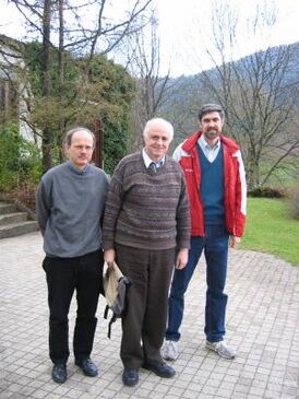 Константин Дафермос (в центре) в Математическом институте Обервольфаха (Германия, 2004)