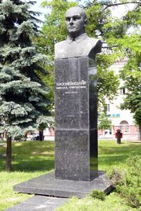 памятник на Аллее Героев в 2012 году