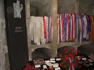 Памятник семи погибшим парашютистам в крипте собора с эпитафией «Остались верны»