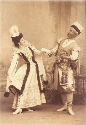 Феликс Кшесинский с младшей дочерью Матильдой позирует в мазурке, бенефис к 60-летию творческой деятельности, Мариинский театр, 8 февраля 1898 года.