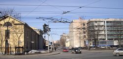 Вид улицы Курчатова со стороны площади академика Иоффе. Слева и справа — здания ФТИ им. А. Ф. Иоффе