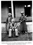 Курманджан-датка (в центре) с сыном Асанбеком (слева) и слугой, держащим родовую шашку, пожалованную кокандским ханом
