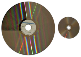Оптический носитель информации. Информация записывается и считывается лазером. Laserdisc (слева) и DVD (CD,BD) (справа)