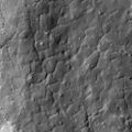 Полигональные трещины расплава за пределами кратера Тихо. Снимок зонда Lunar Reconnaissance Orbiter.