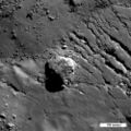 120-метровый валун на вершине центрального пика. Снимок зонда Lunar Reconnaissance Orbiter.