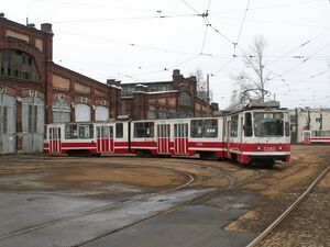 Трамвайный вагон ЛВС-93 3280 на 13 пути трамвайного парка № 2 (им. Леонова).