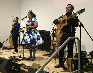 La Santa Cecilia в 2015 году. Слева направо: Алекс Бенданья, Марисоль Эрнандес и Хосе Карлос.