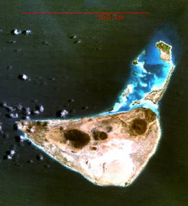 Вид на остров и прилегающие рифы
