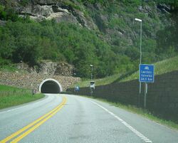 Южный въезд в тоннель. Справа — знак, указывающий длину тоннеля