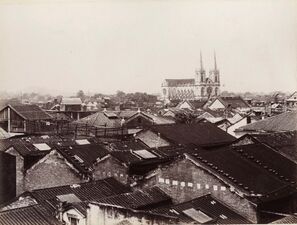 Собор Святого Сердца возвышается над одно- и двухэтажными домами старого Гуанчжоу, ок. 1880 г.