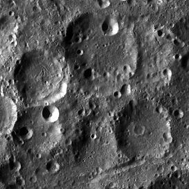 Снимок зонда Lunar Reconnaissance Orbiter. Кратер Лампланд в верхней центральной части снимка.