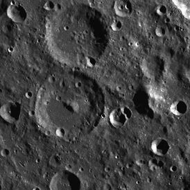 Снимок зонда Lunar Reconnaissance Orbiter. Кратер Ливитт в центре снимка, над ним сателлитный кратер Ливитт Z.