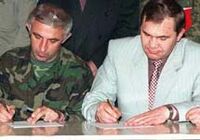 Масхадов и Лебедь подписывают совместное заявление в Хасавюрте