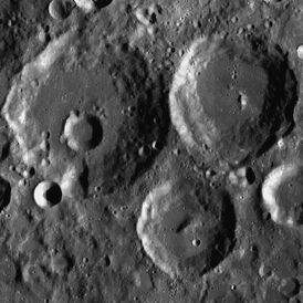 Снимок зонда Lunar Reconnaissance Orbiter. Кратер Лебединский в верхней правой части снимка, в нижней правой части сателлитный кратер Лебединский P, в левой части кратер Жуковский.