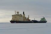 Ледокол «Таймыр» ведёт танкер «Индига» во льдах Енисея на подходе к порту Дудинки