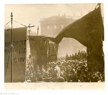 Lenin and demonstration on St Isaac Square.jpg